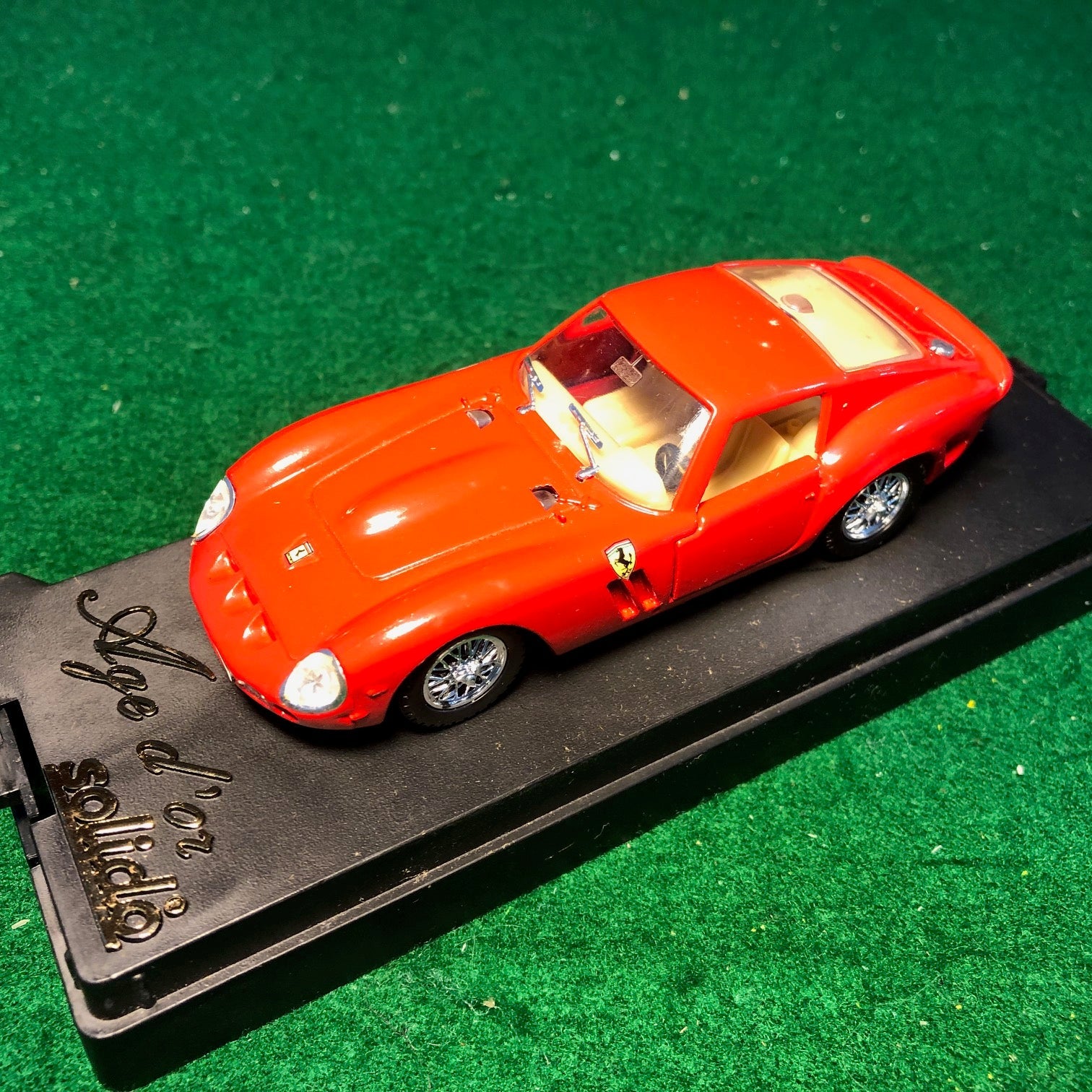 Ferrari 250 GTO 1964 Red by Solido 1:43 (4506)(Black base)