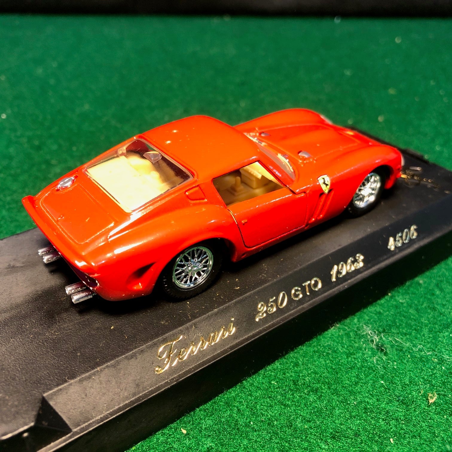Ferrari 250 GTO 1964 Red by Solido 1:43 (4506)(Black base