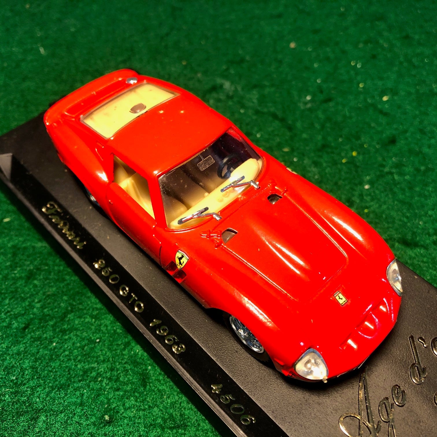 Ferrari 250 GTO 1964 Red by Solido 1:43 (4506)(Black base)