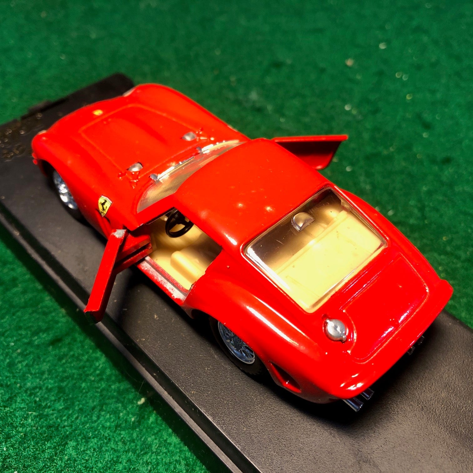 Ferrari 250 GTO 1964 Red by Solido 1:43 (4506)(Black base)