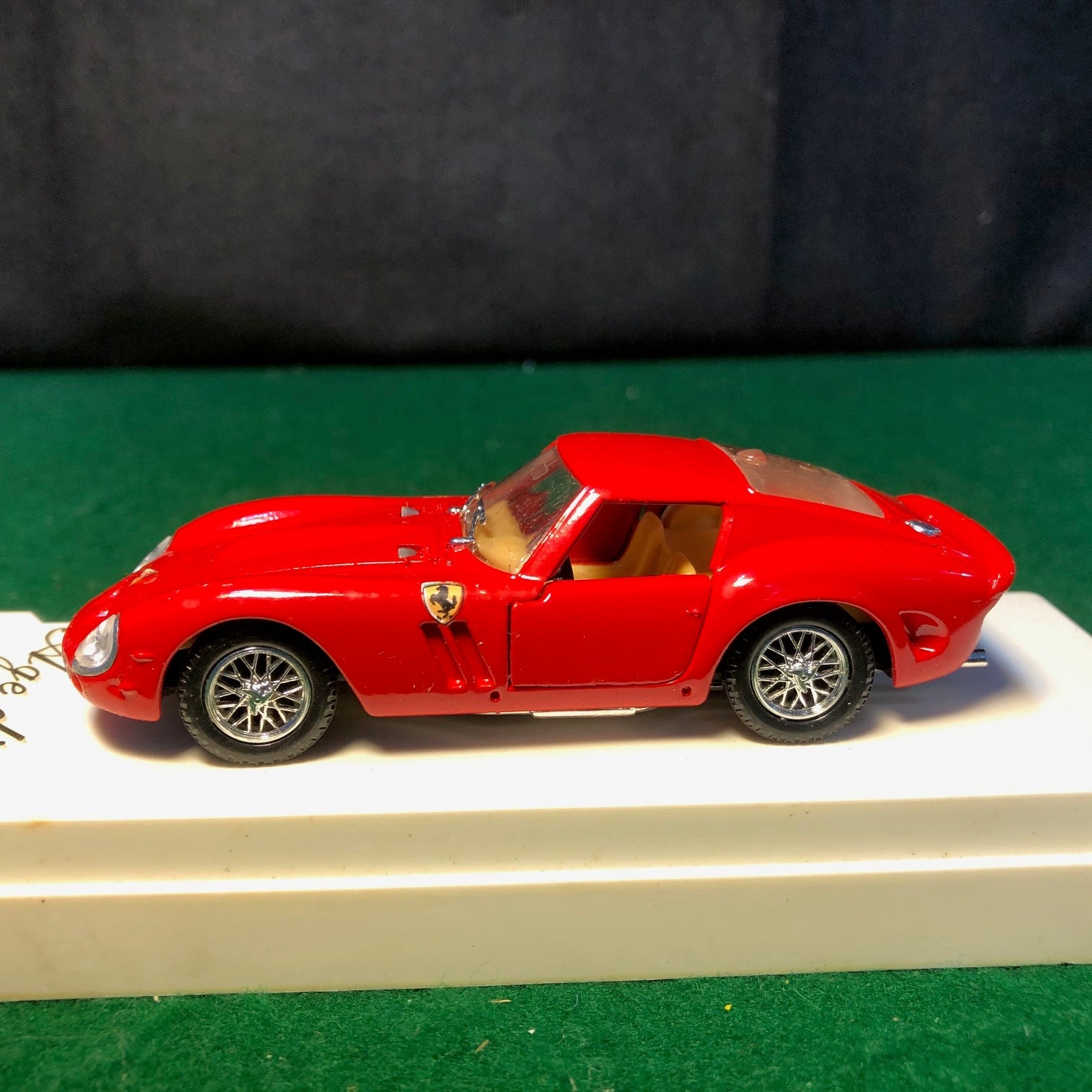 Ferrari 250 GTO 1964 Red by Solido 1:43 (4506)(White base