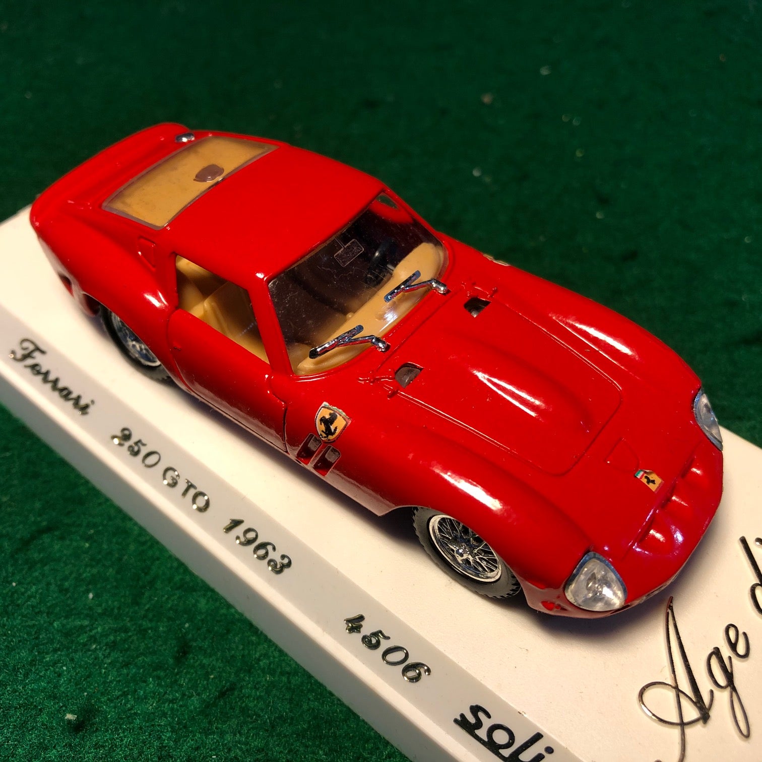 Ferrari 250 GTO 1964 Red by Solido 1:43 (4506)(White base