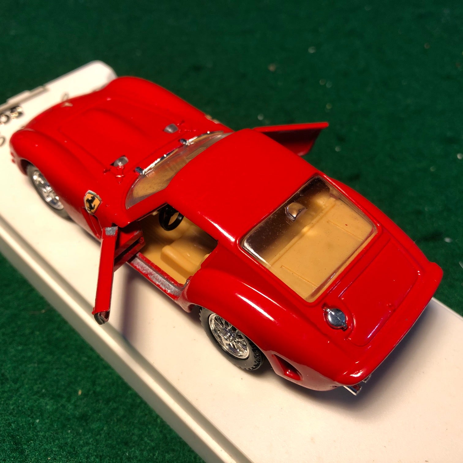 Ferrari 250 GTO 1964 Red by Solido 1:43 (4506)(White base