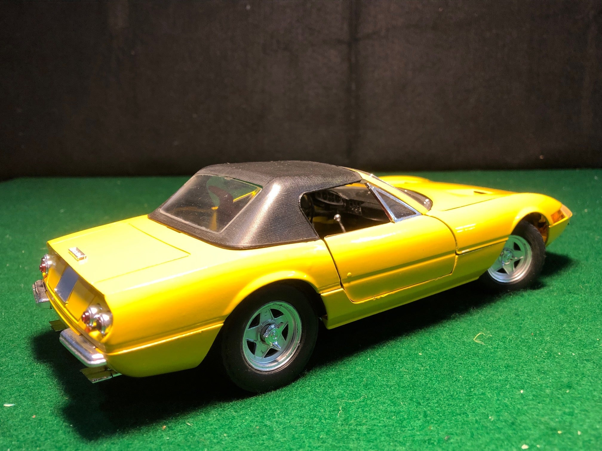 Ferrari 365 GTS Yellow Closed Top by Solido 1:18 (8018) - Default