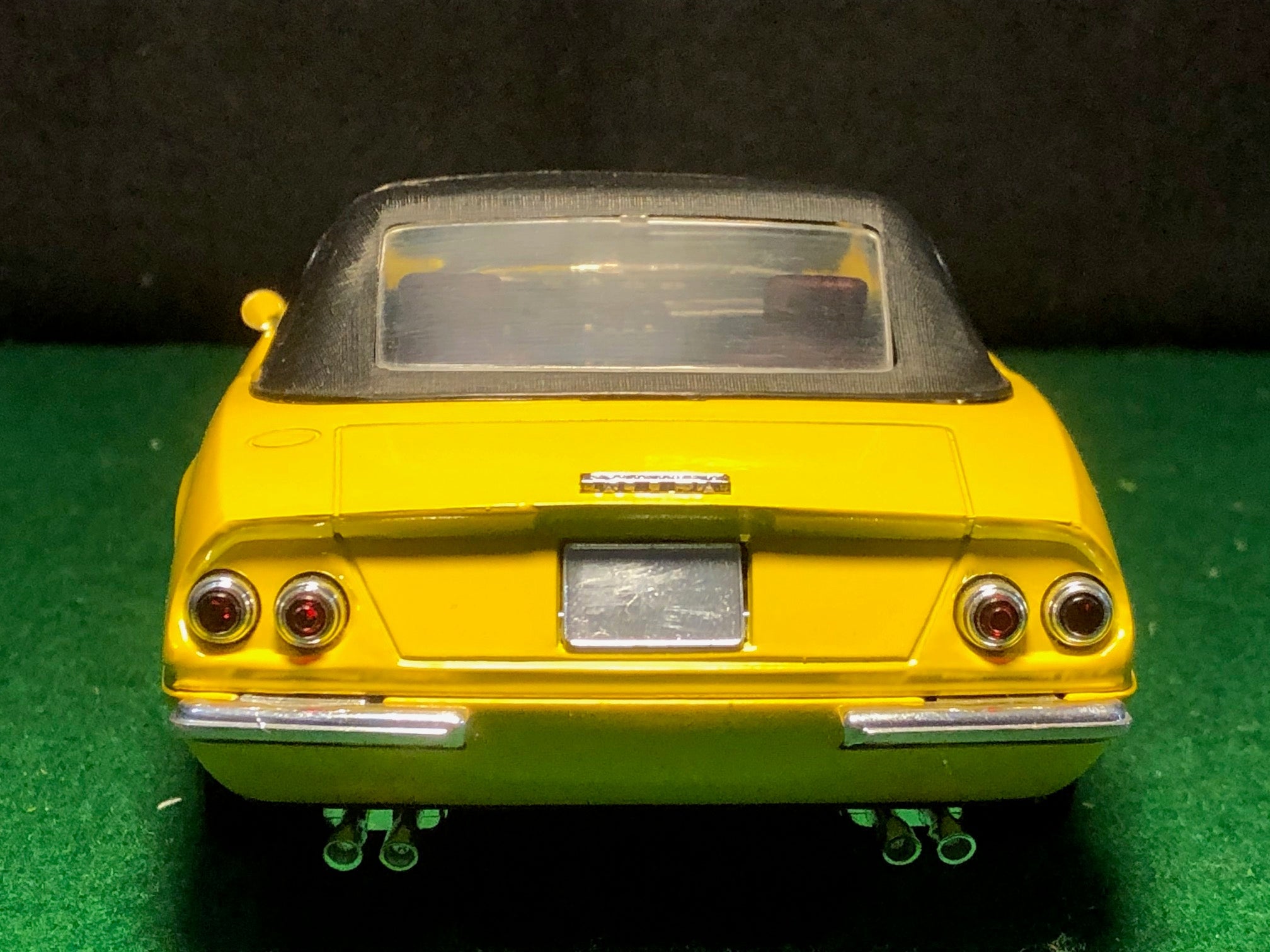 Ferrari 365 GTS Yellow Closed Top by Solido 1:18 (8018) - Default