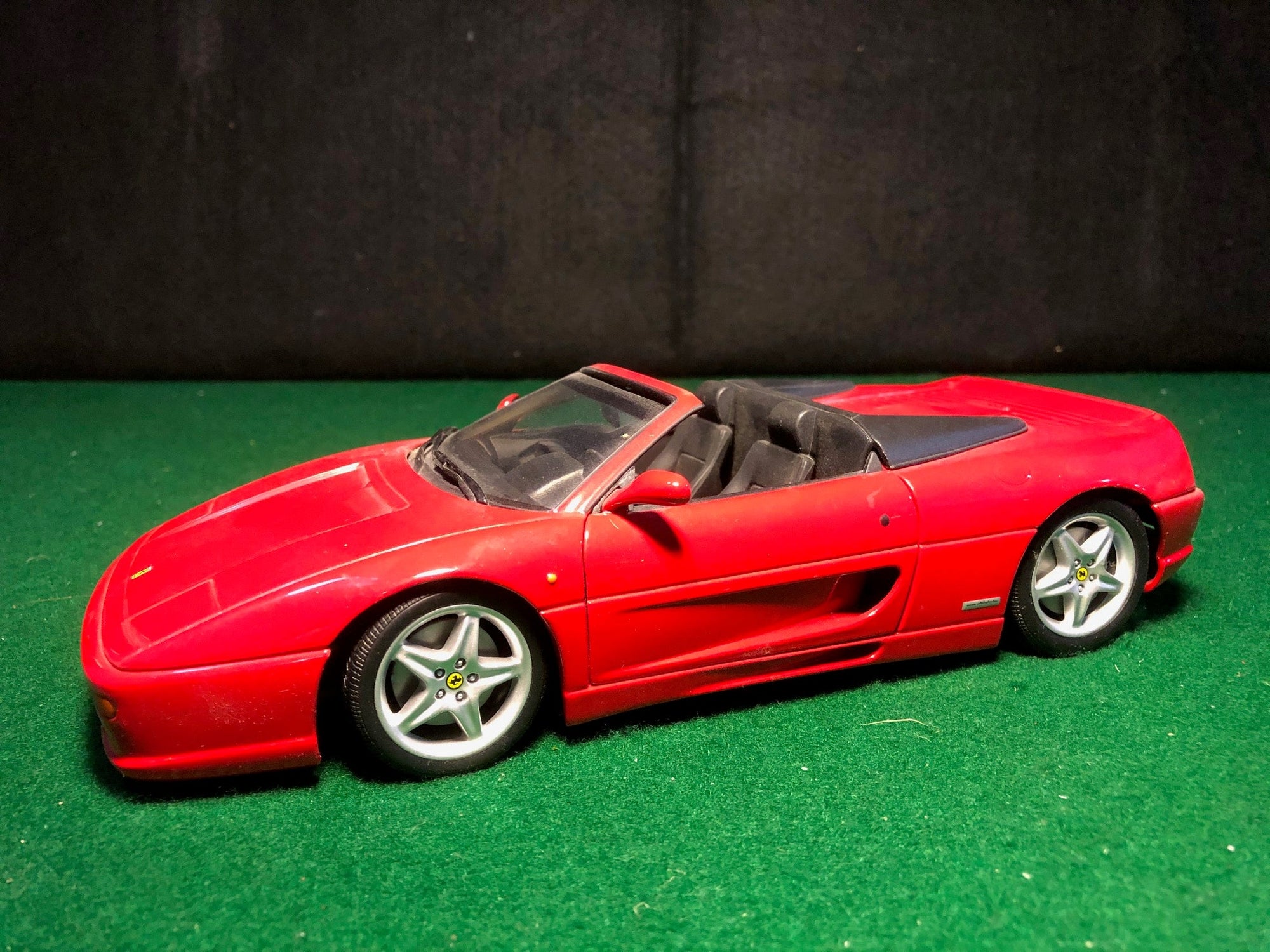 Ferrari 355 Spider Red by UT Models 1:18 (74030)