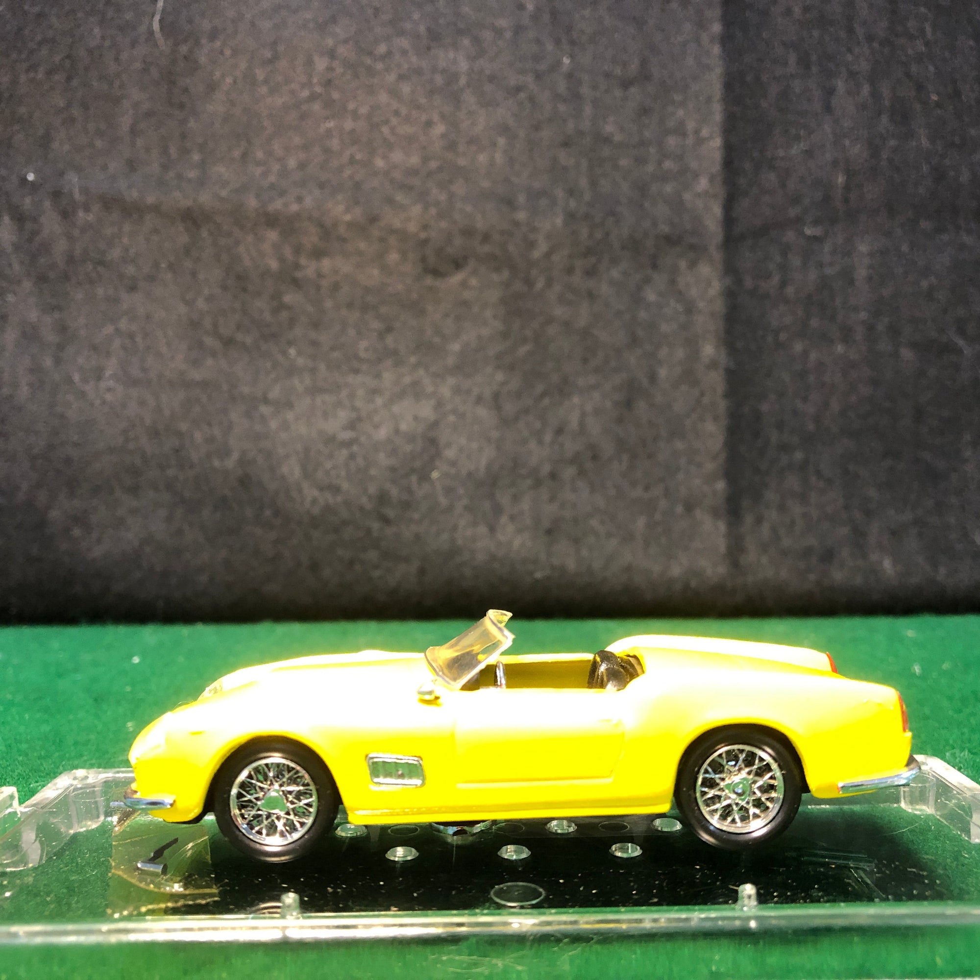 Ferrari 250 California Spyder Open Cabriolet Yellow by Vitesse 1:43 (140)(DC)